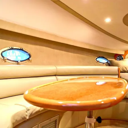 Yacht Sella Ronda 船上ホテル *