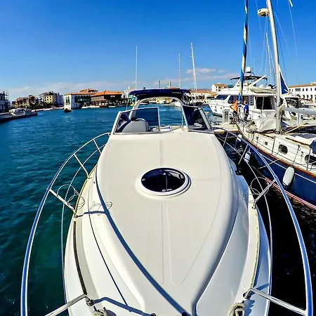 Yacht Sella Ronda Úszó hotel Limassol